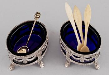 SALTKAR, ett par, silver med blå glasinsatser, Möllenborg, Stockholm, 1911. Silvervikt 90 g.