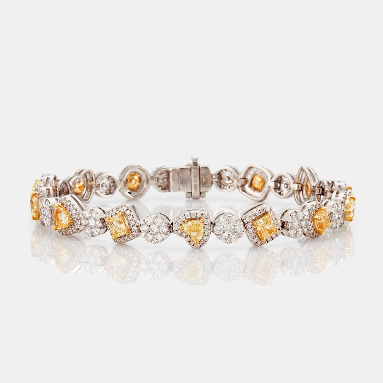 A bracelet with 14 Fancy Yellow and 333 brilliant cut diamonds total carat weight ca 8.82 cts. Quality ca G-H/VS-SI.