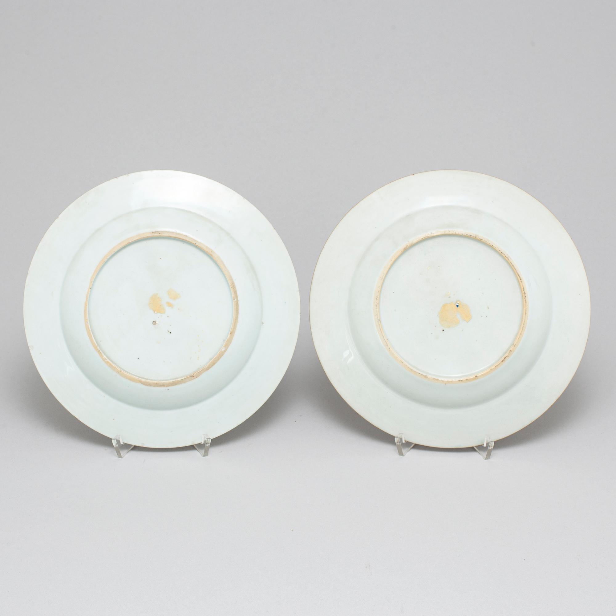 A pair of famille rose plates, Qing dynasty, early 18th century.