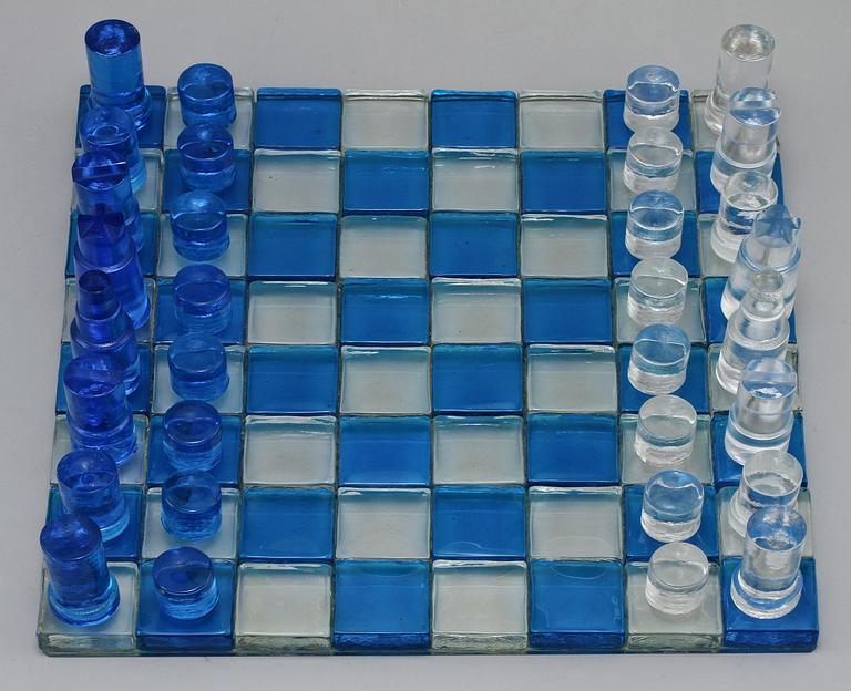 SCHACKSPEL, glas, enligt uppgift Kristina Kuylenstierna, Lindshammar, 1900-talets andra hälft.