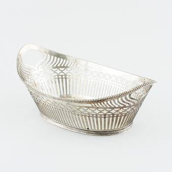 A silver bread basket from the Netherlands, 1924.