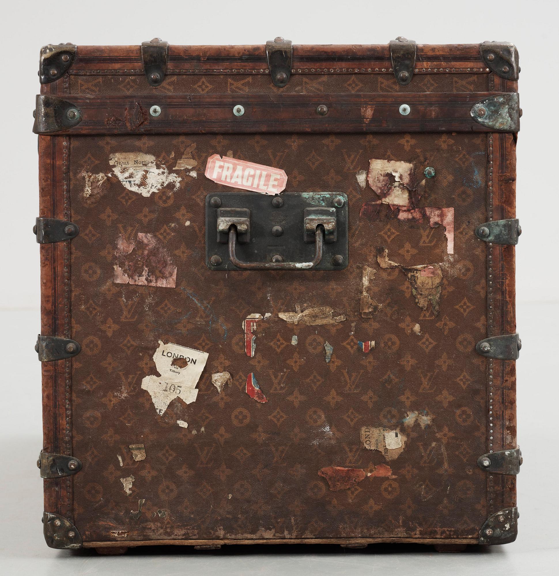 RESEKOFFERT, Louis Vuitton, etikettmärkt 1 rue Scribe, Paris, 149 New Bond St, London, tidigt 1900-tal.