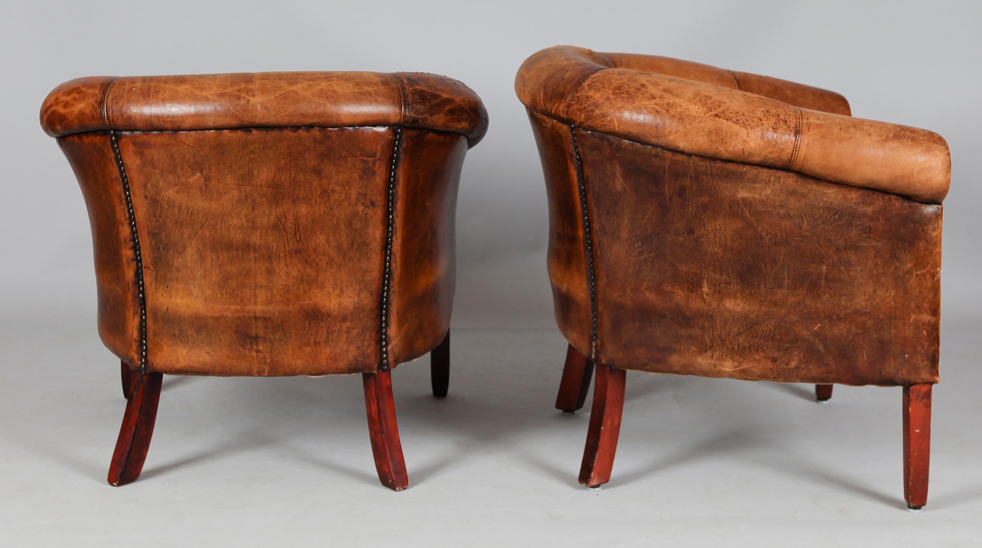 CLUBFÅTÖLJER, 1 par, 1900-talets första hälft.