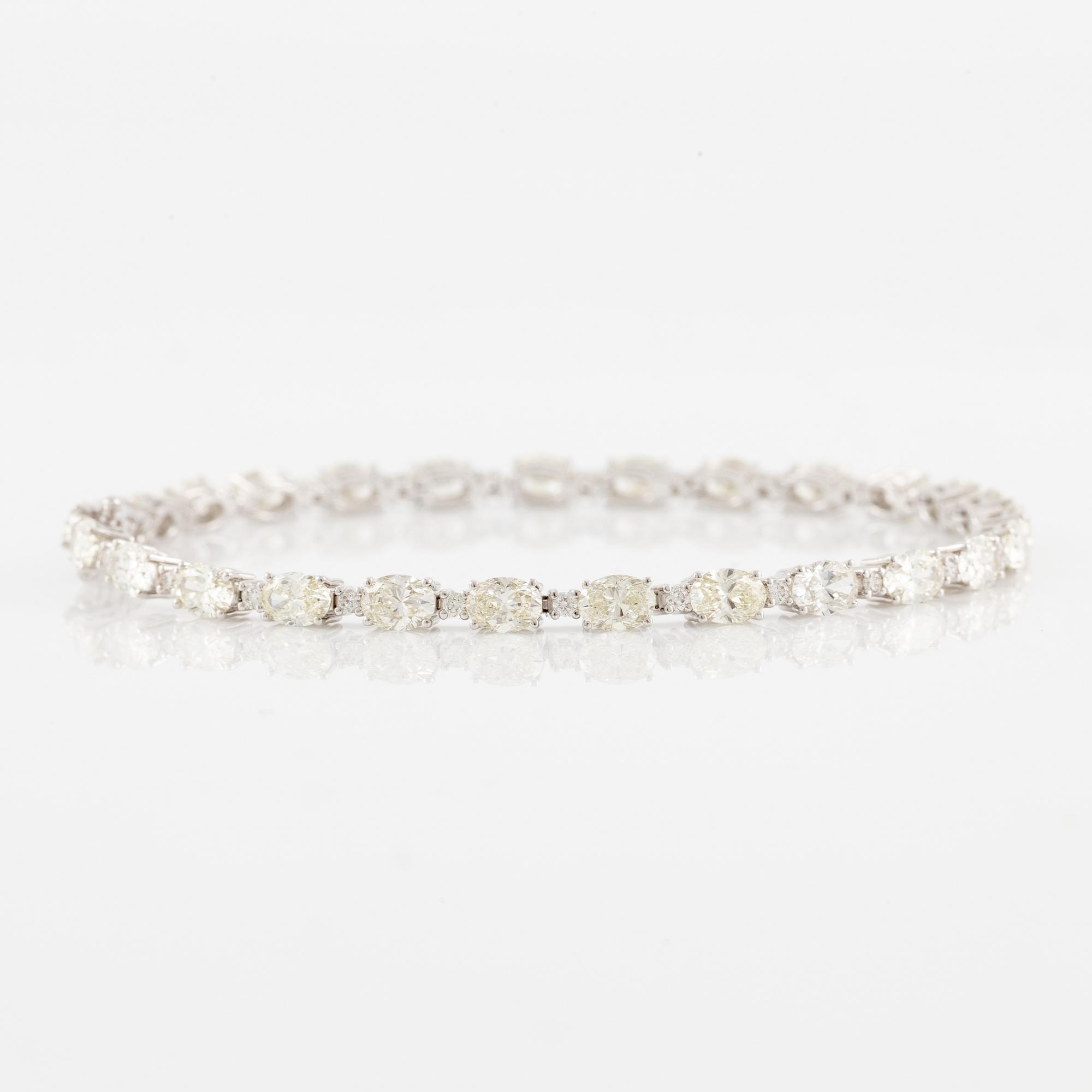 Bracelet 18K white gold with oval and brilliant-cut diamonds.