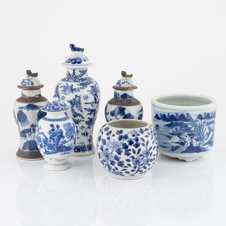 A group of four Chinese blue and white urns with cover, a jar and a flower pot. 19th and 20th century.