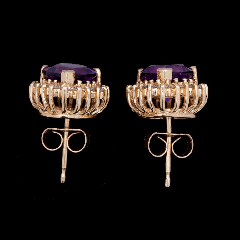 ÖRHÄNGEN, ett par, 14k guld hjärtformade ametister och små briljantslipade diamanter. Vikt 3,3g.