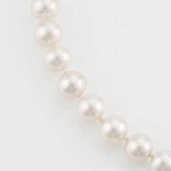 Pearl necklace, cultured South Sea pearls, bayonet clasp 18K gold with brilliant-cut diamonds.