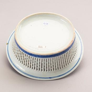 A Chinese Jiaqing porcelain grid bowl and plate.