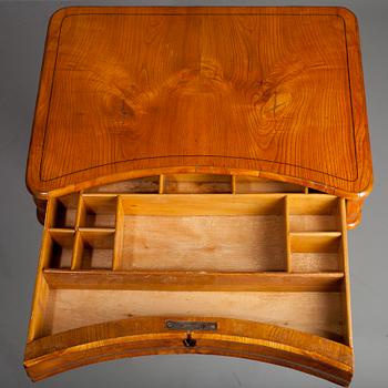 SYBORD, biedermeier 1820/30-tal, fanerad i almträd, Nordeuropa.