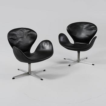 FÅTÖLJER, ett par, "Svanen" av Arne Jacobsen för Fritz Hansen, Danmark, 1900-talets andra hälft.