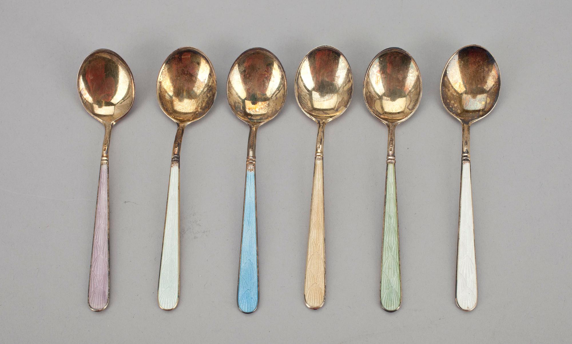 MOCKASKEDAR, 6 st, förgyllt silver 916 samt emalj, Tillander, Helsingfors 1952-53.