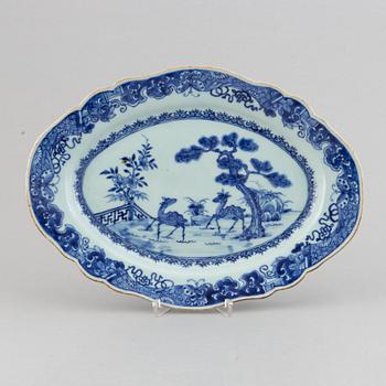 A blue and white serving dish, Qing dynasty, Qianlong (1736-95).