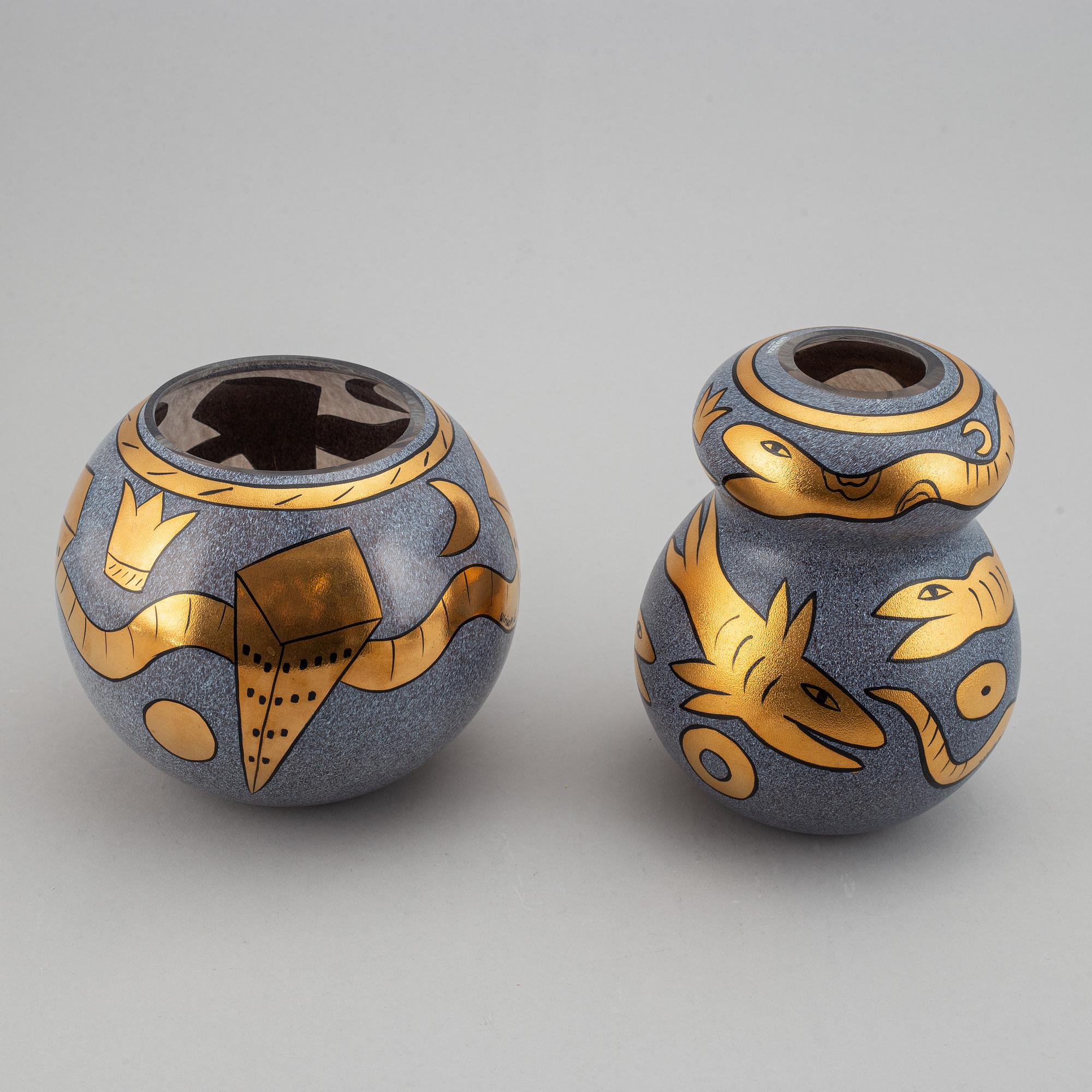 Ulrica Hydman-Vallien, two glass vases, Kosta Boda Artist Collection.