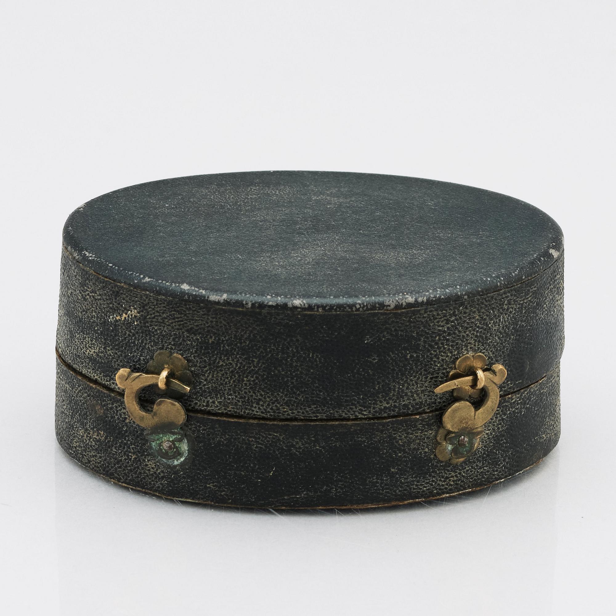 A late 18th century gold box en deux colour and enamel, possibly Hanau, Louis XVI.