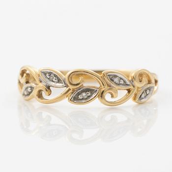Ring, 18K guld med genombruten dekor med små diamanter.