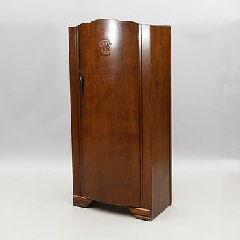 KLÄDSKÅP, 1900-talets första hälft.