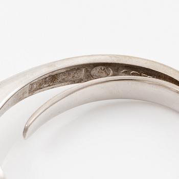 Ring, three-stone ring, 18K white gold with three brilliant-cut diamonds.