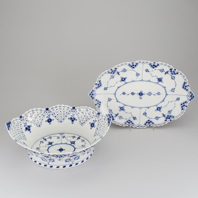 BOWL ON PLATE, porcelain, "Musselmalet helblond", Royal Copenhagen, 20th century.