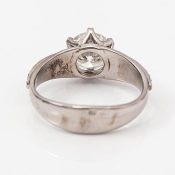 Sormus, 14K valkokultaa, moissaniitti n. 1.50 ct ja timantteja n. 0.12 ct yht. GRA-todistus.