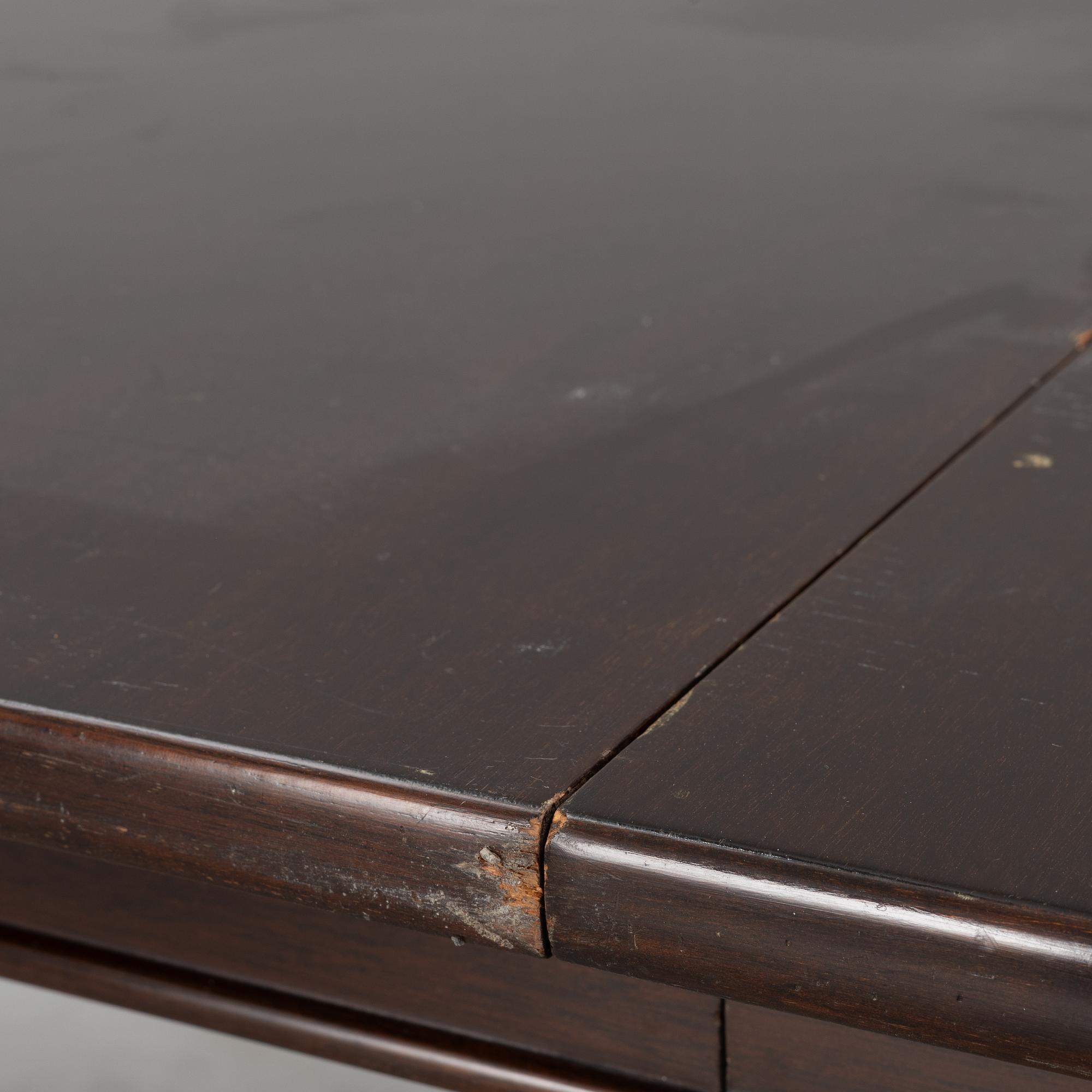 An English style dining table, 20th century.