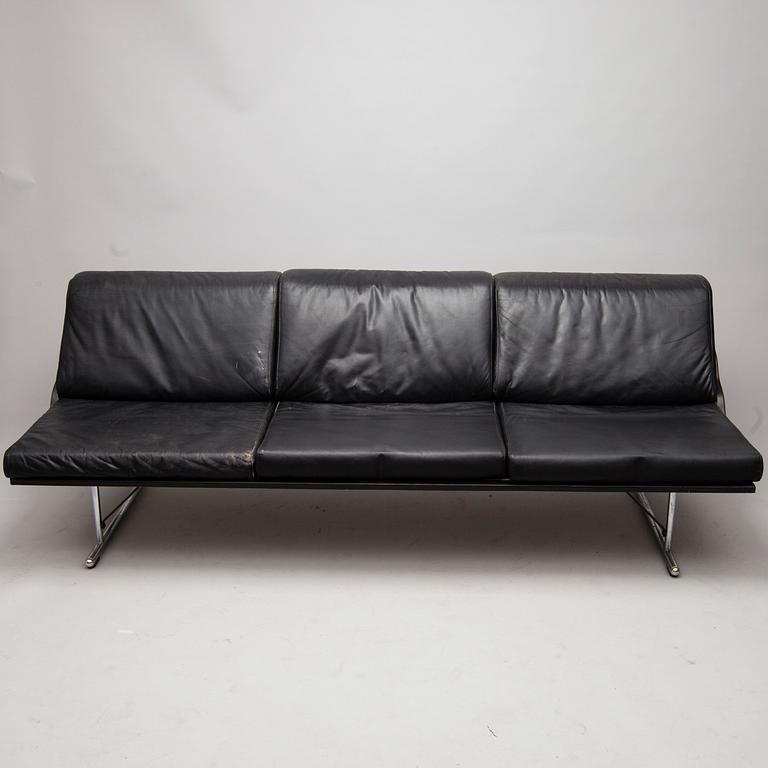 YRJÖ KUKKAPURO, SOFFA. "Experiment". Modellen formgiven 1982.