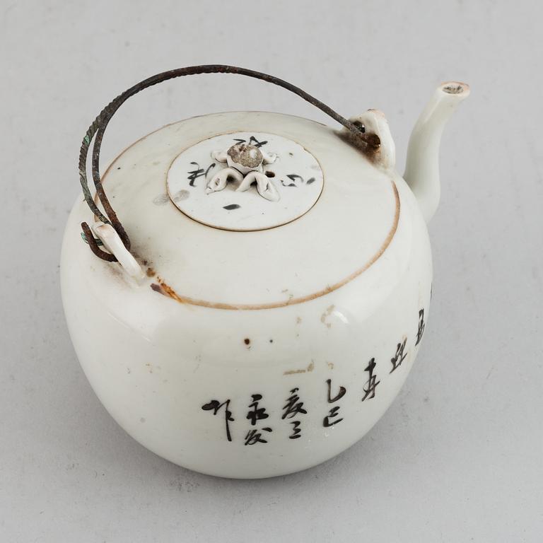 A famille rose teapot with cover, Qing dynasty, late 19th/early 20th century.