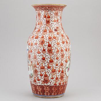 A large famille rose vase, Qing dynasty, late 19th century.