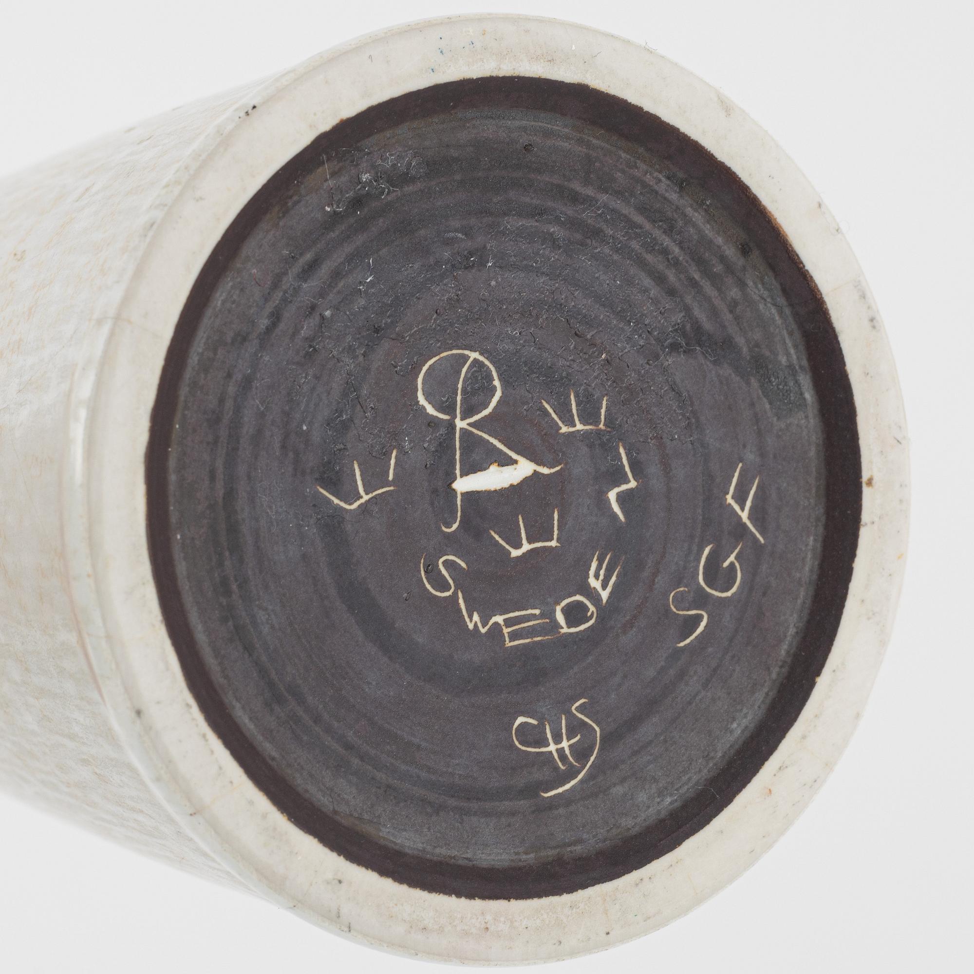 Carl-Harry Stålhane, 2 vaser, 2 skålar samt Gunanr Nylund, kanna, Rörstrand.