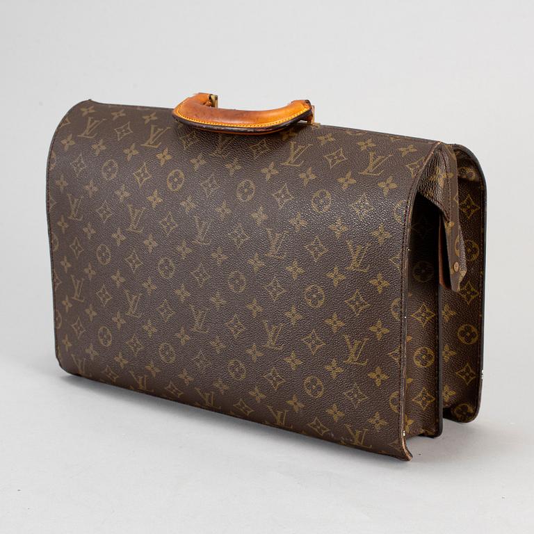 LOUIS VUITTON, a monogram canvas 'Serviette fermoir'.