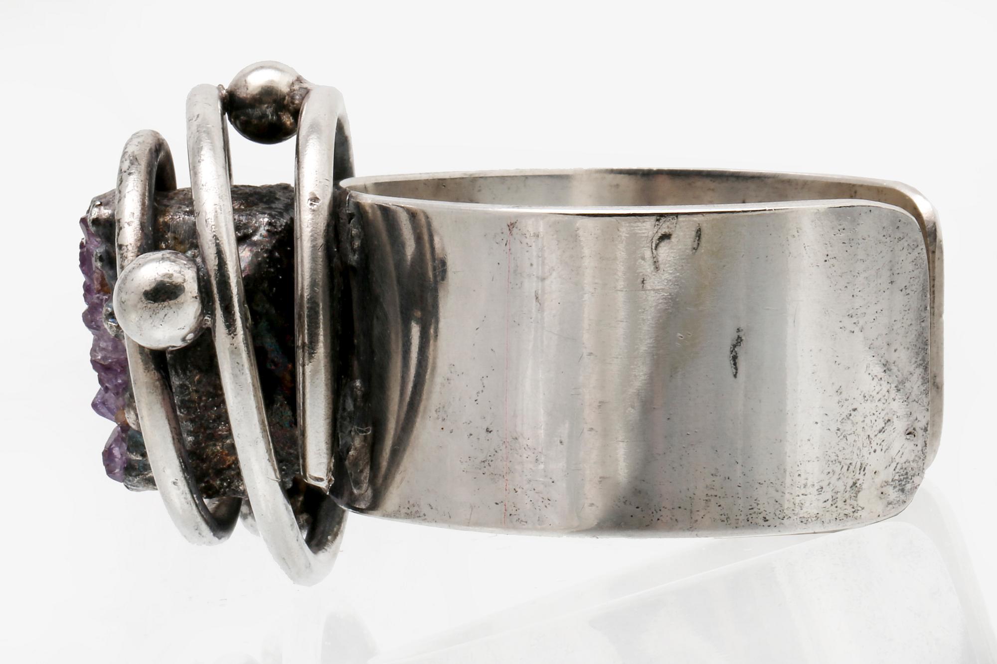 Bangle silver/metal, amethyst crystal.