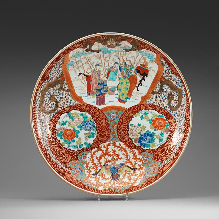 A Japanese Imari charger, Meiji (1868-1912).