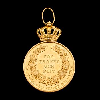 MEDALJ, 18 k guld, Pro Patria, Gustaf V, 1947. Vikt ca 30 gram.