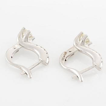 Earrings, 18K white gold set with brilliant-cut diamonds.