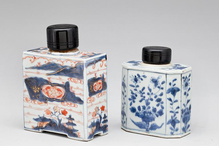 TEDOSOR, två stycken, porslin. Qing dynastin, Kangxi (1662-1722).