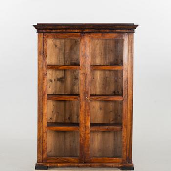 A first half of the 20th century viewing cabinet.