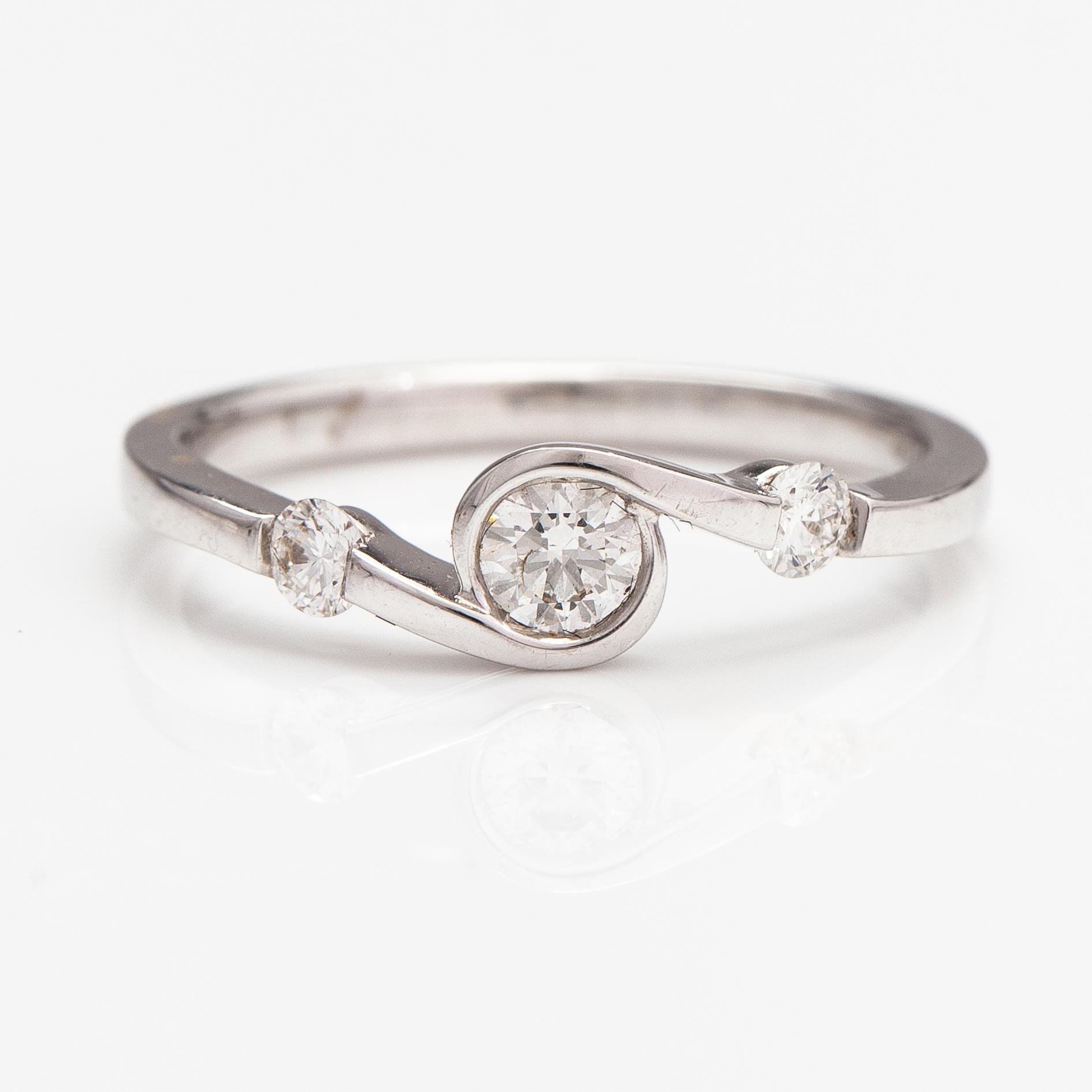 Sormus, 18K valkokultaa, timantteja n. 0.32 ct yht. Tuontileimattu ITD, Espoo.