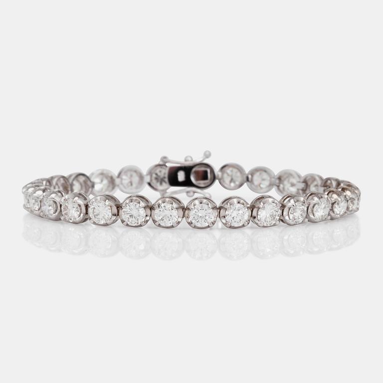 A line bracelet with 29 brilliant cut diamonds, total carat weight 9.00cts. All diamonds with certificates from GIA.