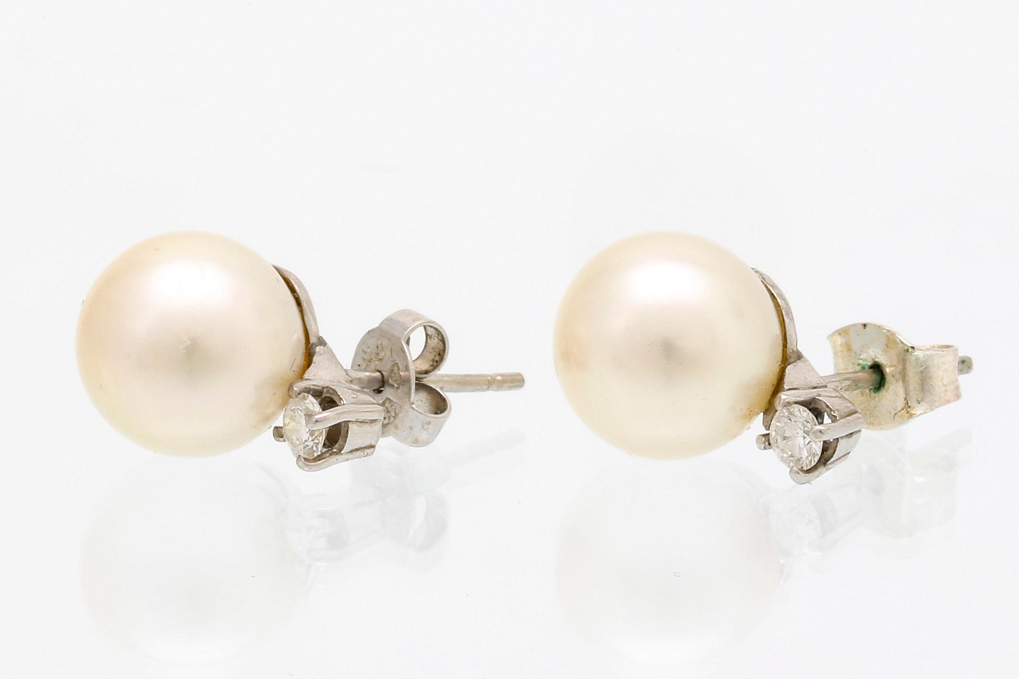 Earrings 18K whitegold 2 cultured pearls approx 10 mm and 2 brilliant-cut diamonds approx 0,15 ct.