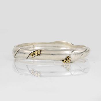 ARMRING samt RING, sterlingsilver, design Ole Kortzau för Georg Jensen, Danmark, efter 1945. Vikt 52 g + 6 g.