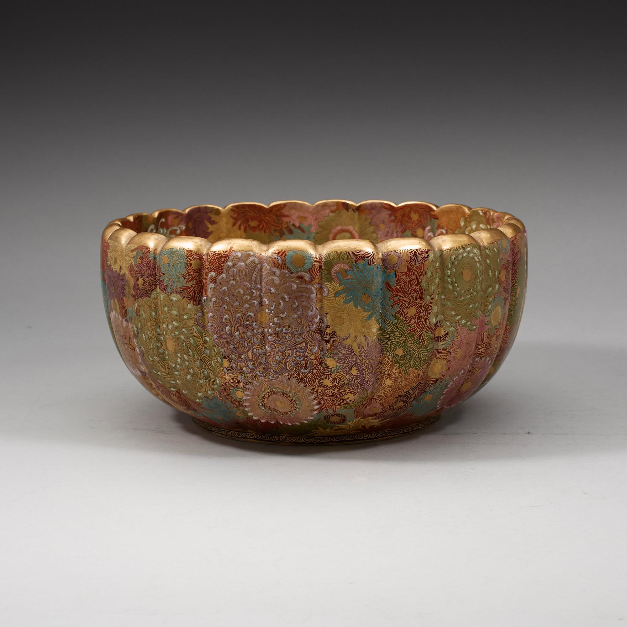 A large Japanese Satsuma bowl, Meiji period (1868-1912).