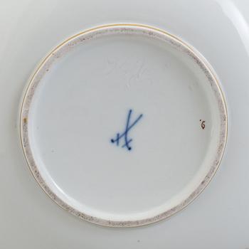 A MEISSEN PORCELAIN JAR AND LID, first half of the 20th century.