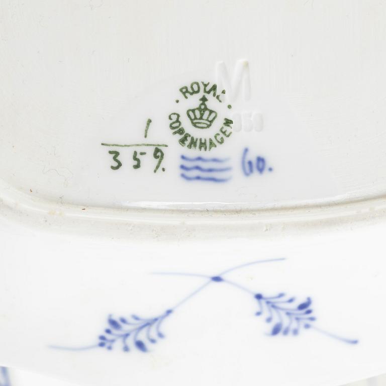 Bing & Gröndahl samt Royal Copenhagen, matservis, 99 delar, porslin, "Musselmalet", Danmark.