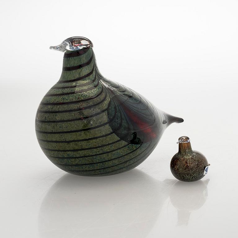 Oiva Toikka, Two glass birds, signed O. Toikka Nuutajärvi.