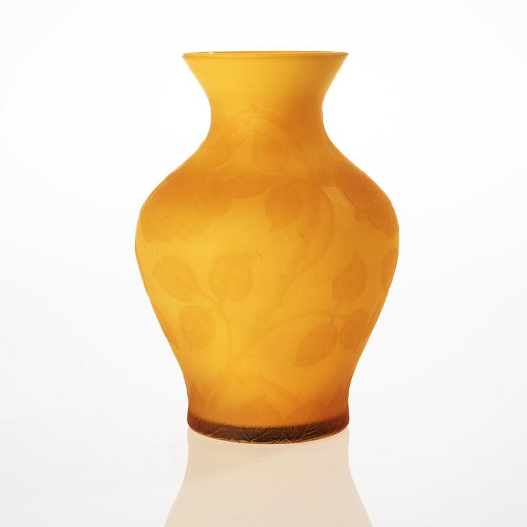 An Axel Enoch Boman Art Nouveau cameo glass vase, Reijmyre 1917.