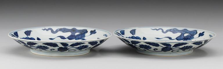 A pair of blue and white dishes, Qing dynasty (1644-1912) with Xuande´s six character mark.