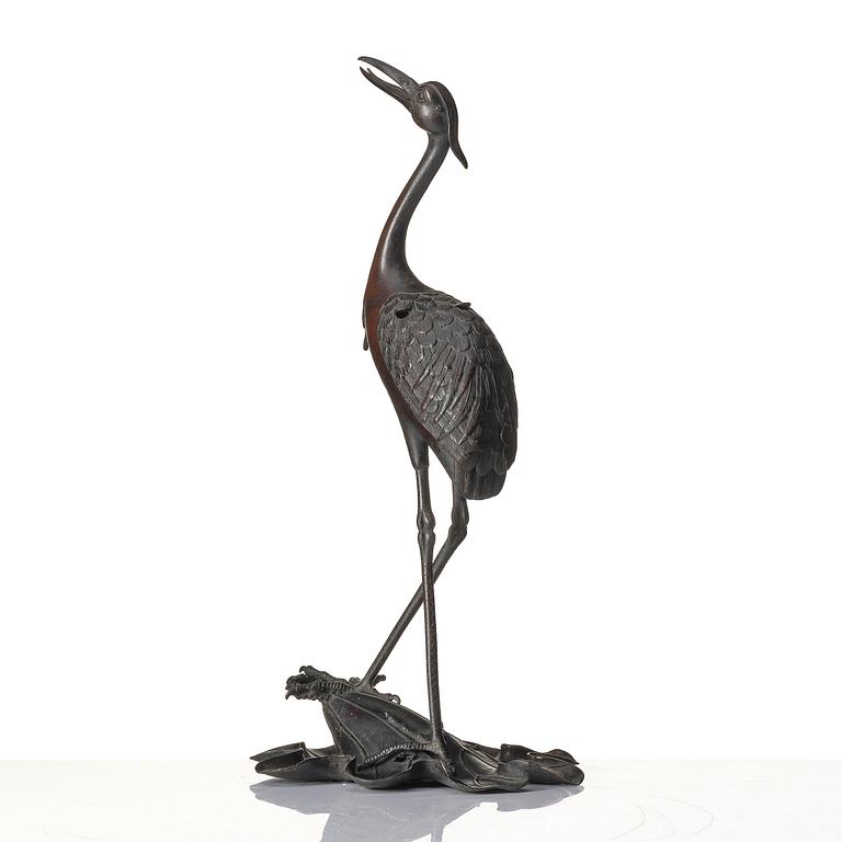 A Japanese bronze crane, Meiji period (1868-1912).