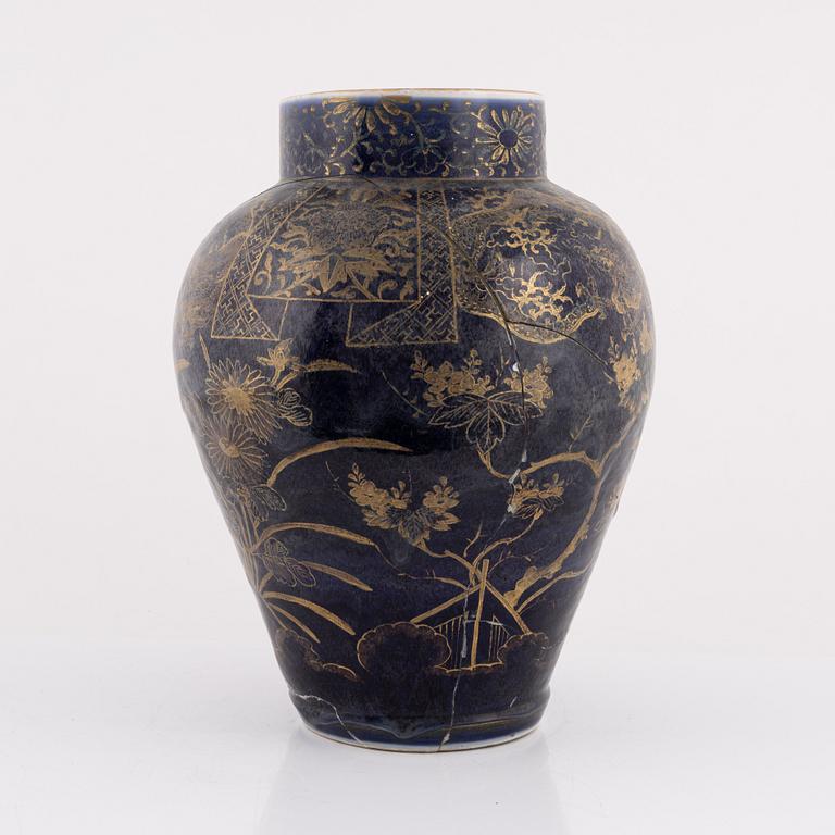 A lidded porcelain urn, genroku, Japan, 18th century.