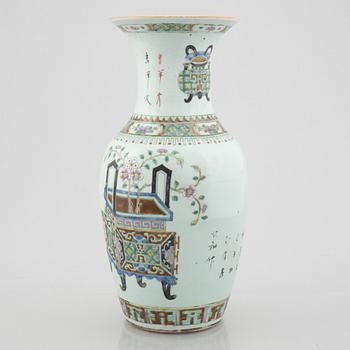 A porcelain urn, China, early 20th century.