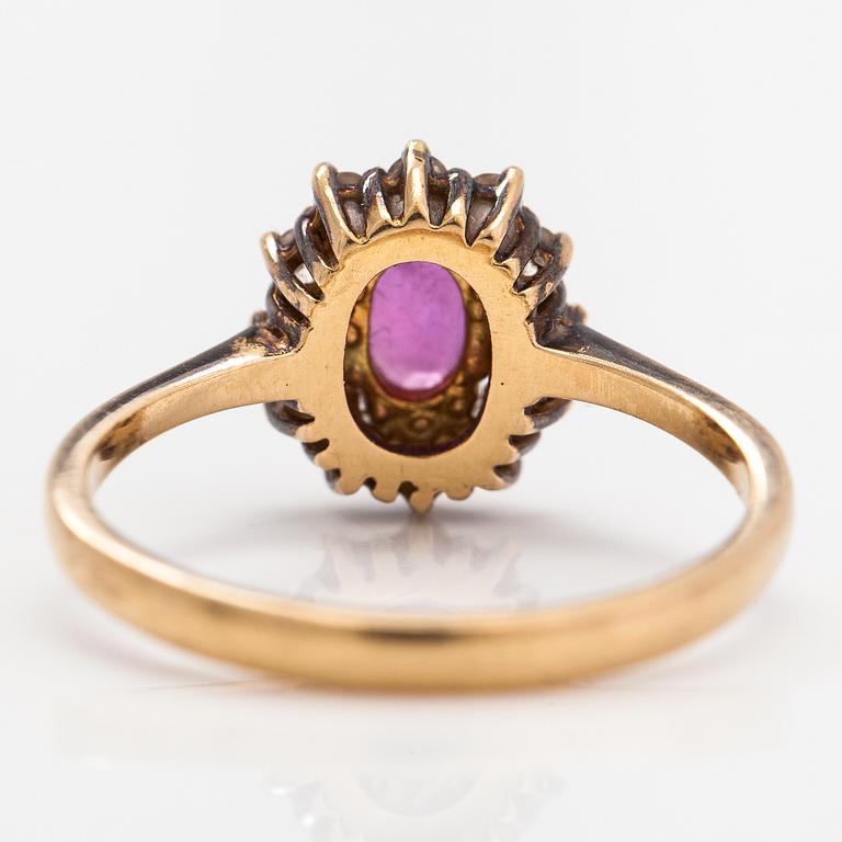 An 18K gold ring with diamonds ca. 0.24 ct in total and a ruby.