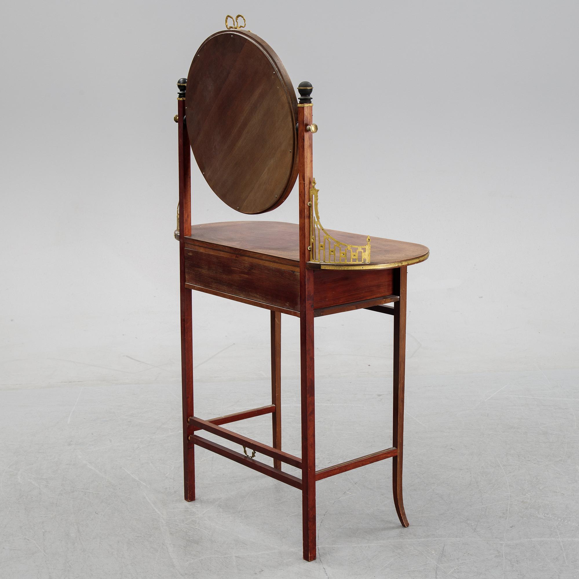 An early 20th century dressing table.